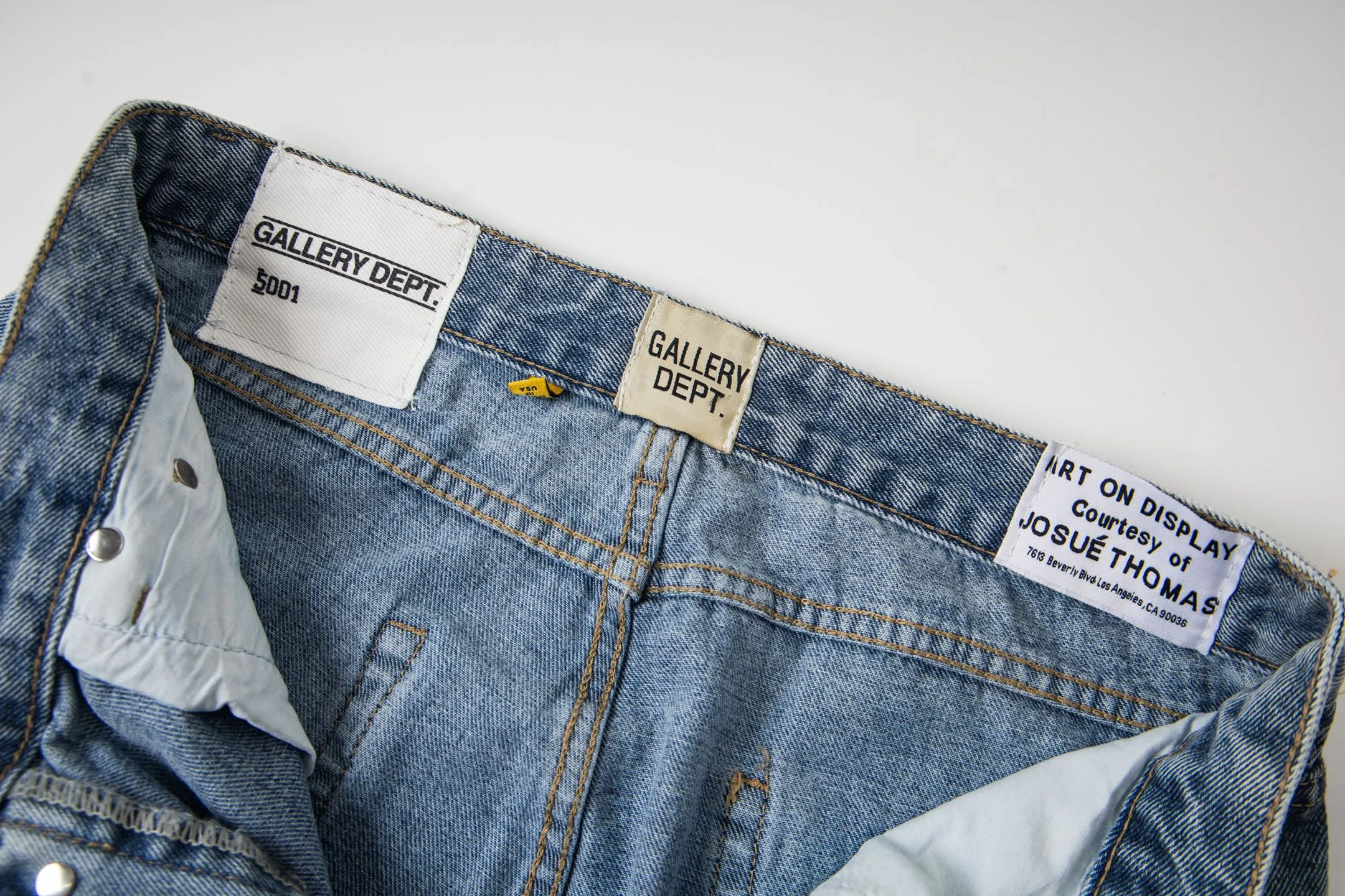 P240 Chrome Hearts Gallery co-branded limited-edition cross-flared flared jeans are a hot item this season and are sought after by countless celebrities and fashionistas. The neat details of the cutting process add color to the playful fashion! The neat and meticulous design, and the well-fitting structure is unique. The upper body not only has outstanding recognition, but also looks younger and younger. A style with the ultimate wearing meaning and performance, gorgeous color matching, and the craftsmanship of this style is also extremely extraordinary. After the finished product is washed, it is disassembled and hand-made with sheepskin cross leather and then spliced ​​together to complete. The whole piece has too many craftsmanship to describe. It is decorated with patchwork cross flowers and high-waisted washed jeans! ! Absolutely high-end luxury product, a god-level single product, a super popular product, made by top heavy industry, a magic weapon that cannot be missed to hit the streets. Style number: 1843 Size: 28 30 32 34 36 Color: blue
